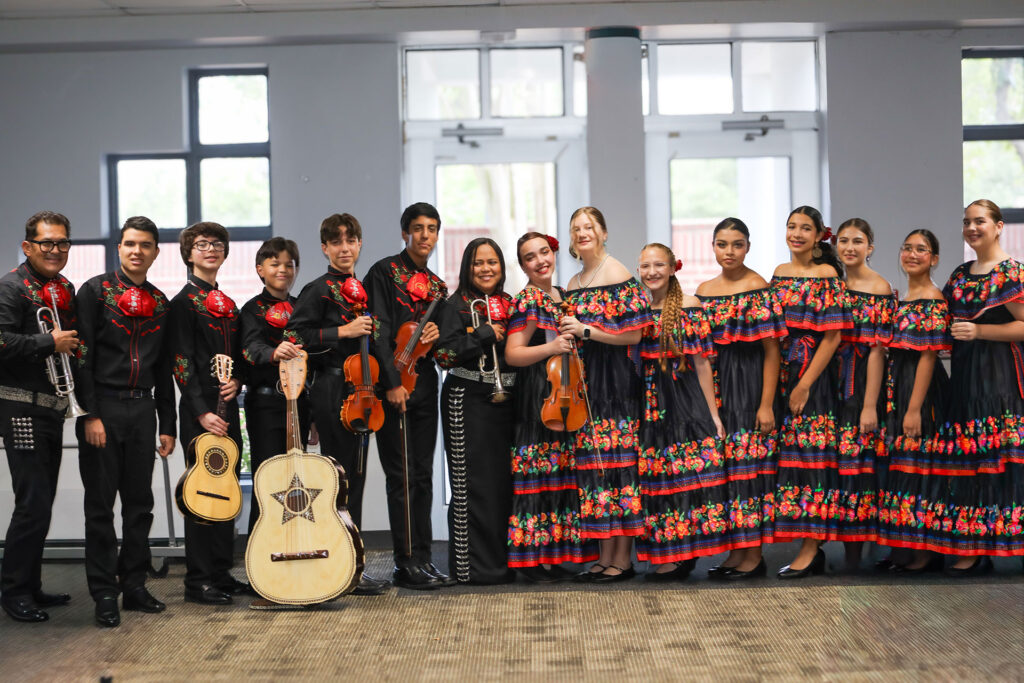 Sistema Texas celebra la herencia hispana con música